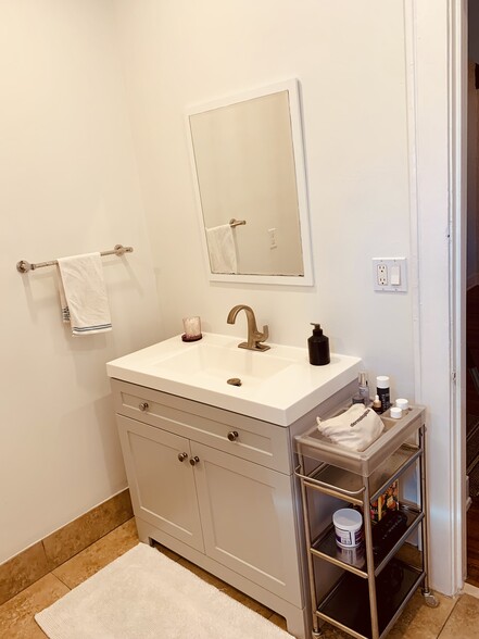 bathroom - 411 SW 19th St