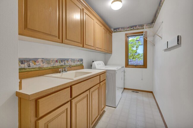 Building Photo - 16323 NE 50th Way