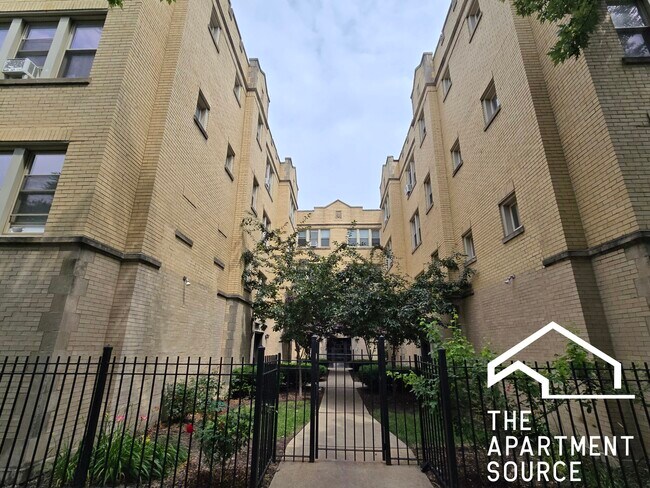 Building Photo - 4107 N Sacramento Ave