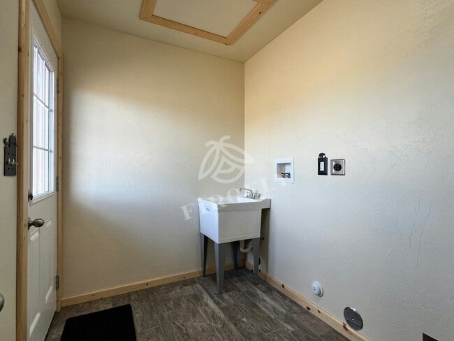 Building Photo - 2268 Meadow Ln