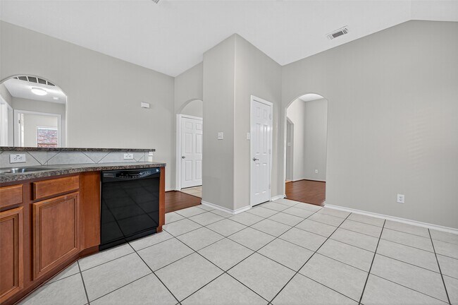 Building Photo - 6927 Great Oaks Shadow Dr