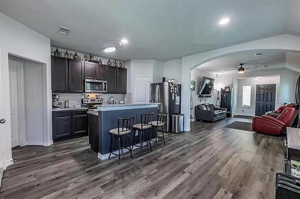Building Photo - 1602 Blue Jay Dr