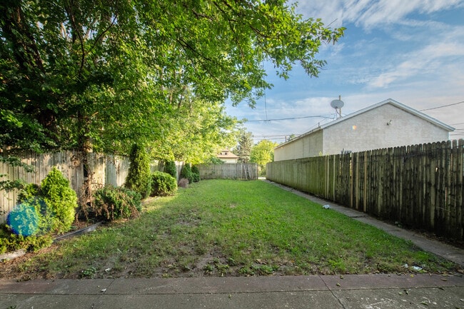 Building Photo - 727 W 117th St