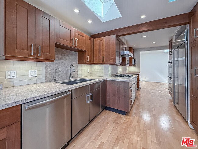 Building Photo - 2123 Sycamore Canyon Rd