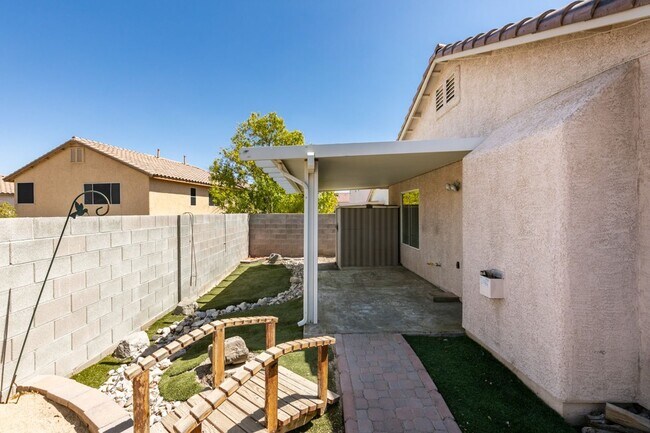 Building Photo - 2 bedroom + Den- Upgraded Flooring ready for immediate move in