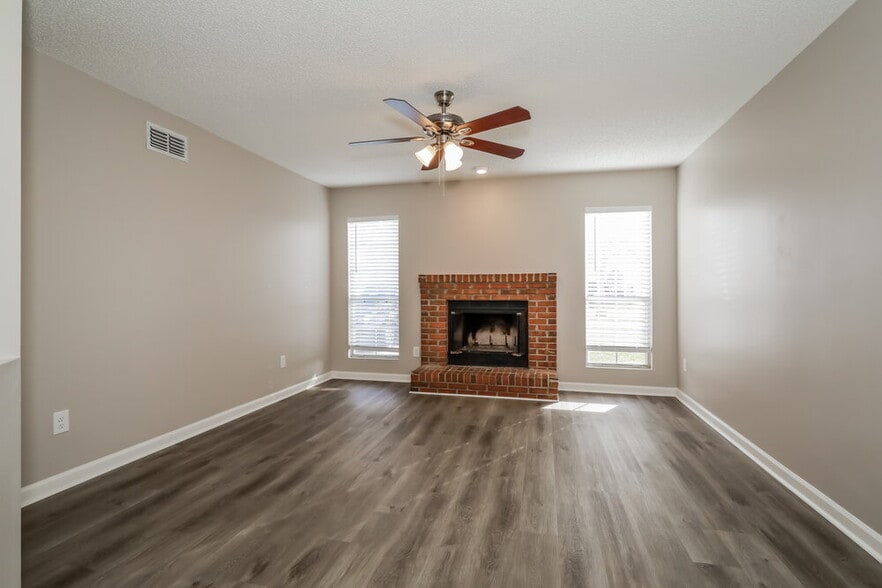 Building Photo - 588 Staffordshire Dr