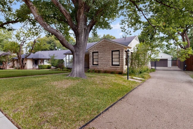 Building Photo - Gorgeous 2/2 Bungalow with Private Pool