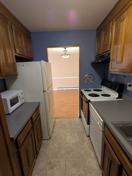 Building Photo - 12 Thompson Rd