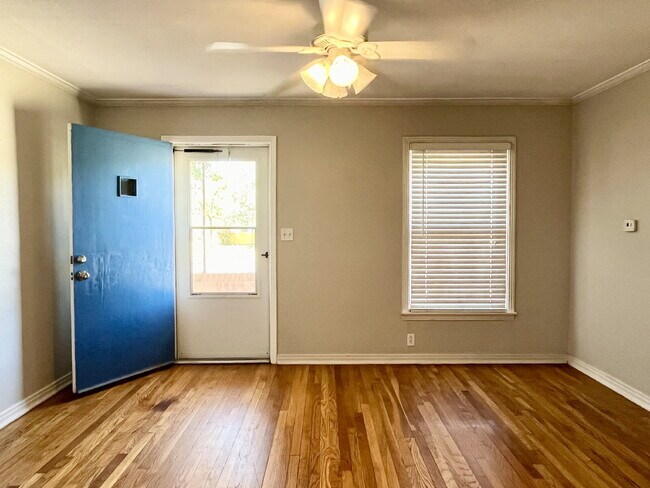Building Photo - Charm, Comfort and Convenience!