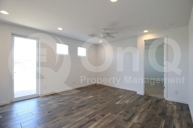 Building Photo - 3303 S Piedra Cir