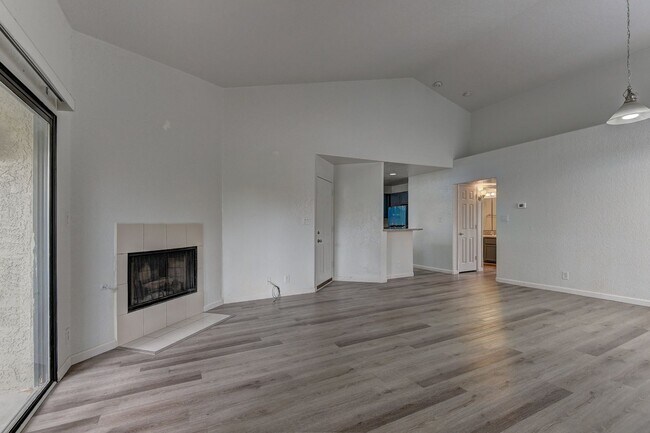 Building Photo - Beautiful Upstairs Condo