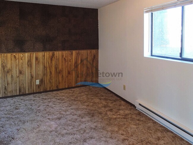 Building Photo - Spacious 4 Bedroom Home with Fenced Backyard & Garage