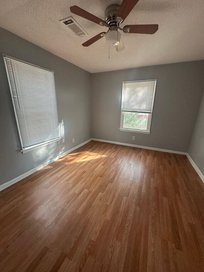 Building Photo - 1710 Arlington Park