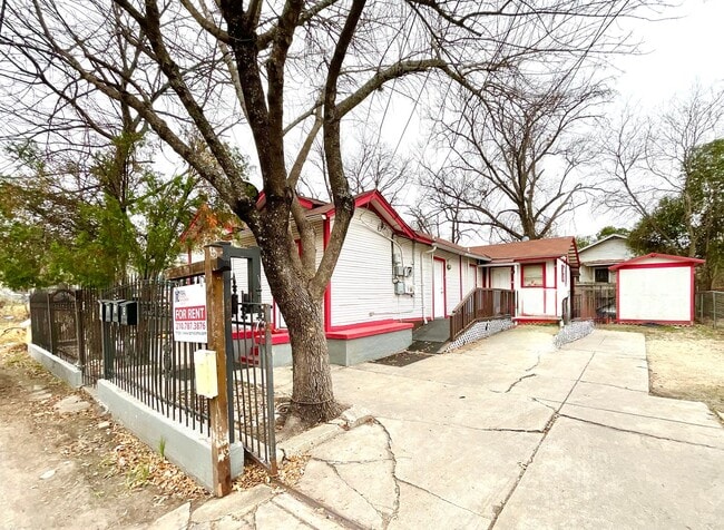 Building Photo - ALL BILLS PAID!!! Convenient Studio Unit!