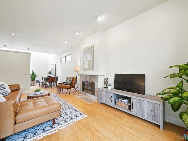 Building Photo - 76 Ross Ave