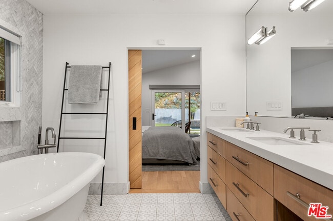 Building Photo - 3355 Alana Dr