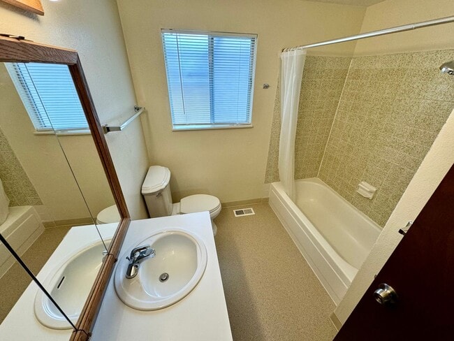Building Photo - Pet-Friendly House In South Corvallis