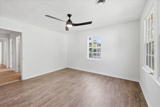 Building Photo - 519 S 13th St