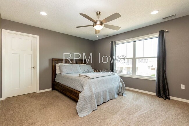 Building Photo - 1651 SW Arlan Dr