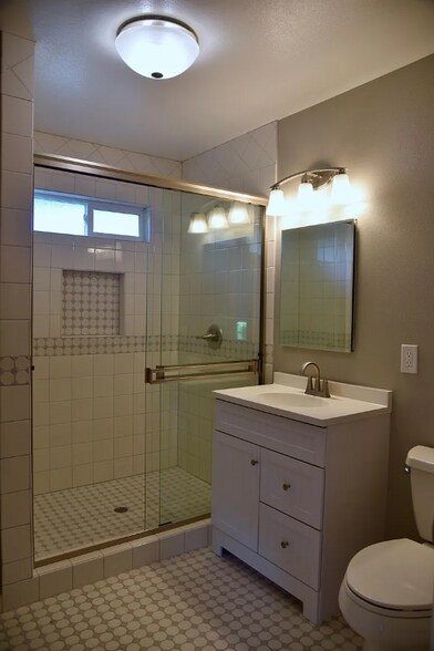 Building Photo - 1600 Main St