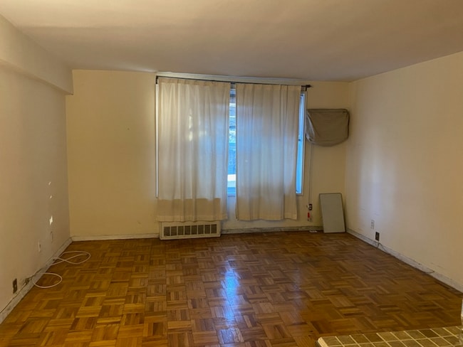 Building Photo - 44-20 Douglaston Pkwy