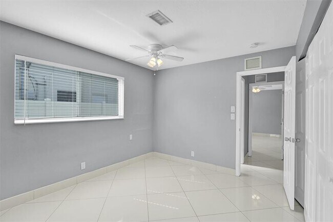 Building Photo - 704 NE 23rd Ave