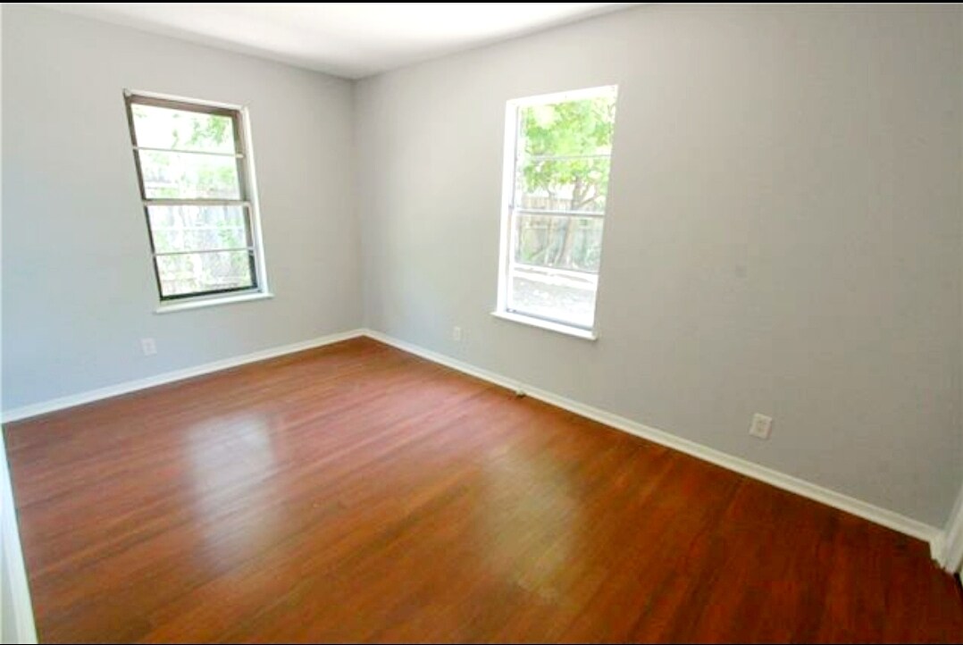 Building Photo - 9805 Dallum Dr