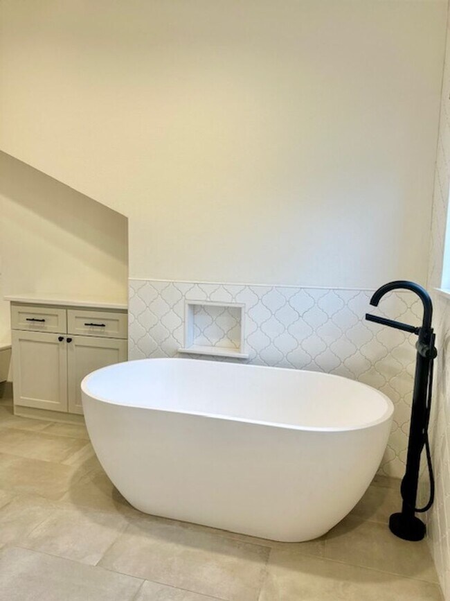 Building Photo - Riverfront Gated 2 Bedroom Luxury Condo!!