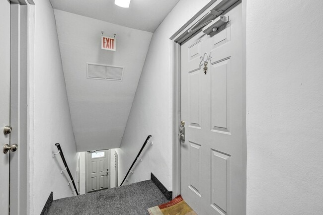 Building Photo - 9840 Pineapple Tree Dr