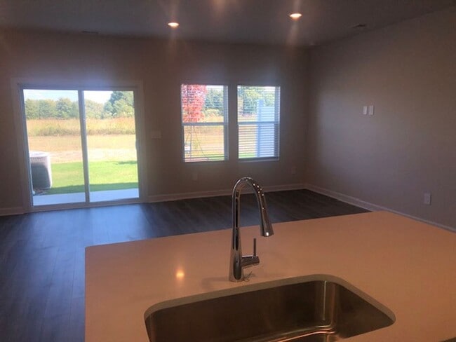 Building Photo - Newer Townhome with 1 Car Garage in Braemar Village! COMING SOON!