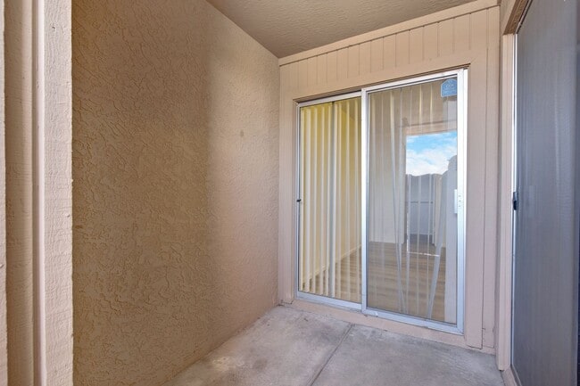 Building Photo - 2/2