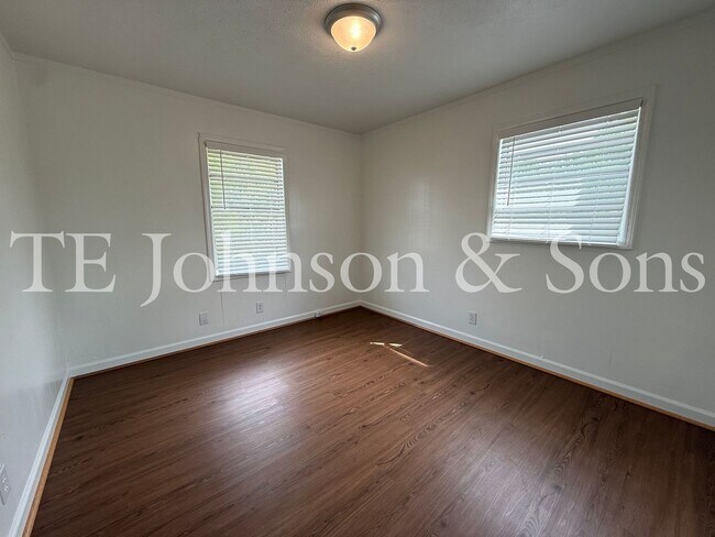 Building Photo - Updated Unit with Granite Counters & Off-Street Parking in Winston-Salem