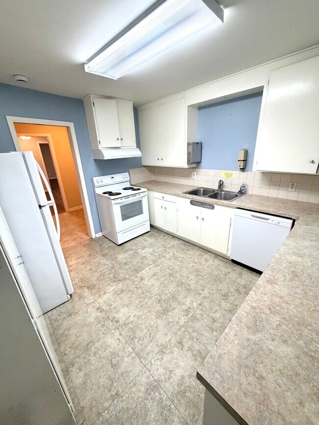 Building Photo - Desired Neighborhood! 3bd 1ba w/new flooring