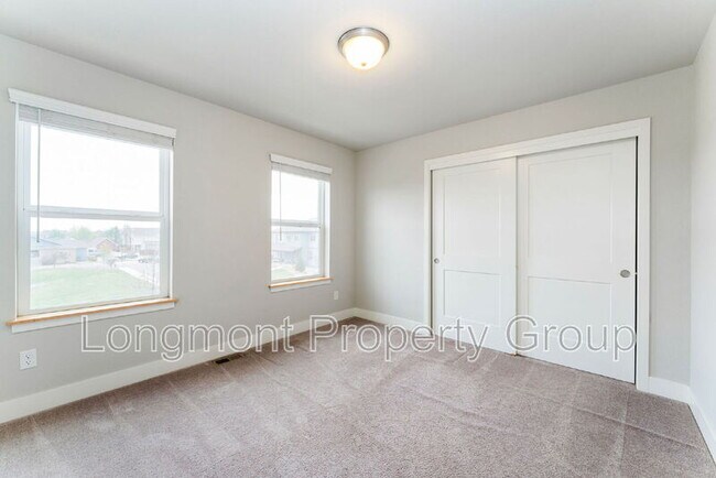 Building Photo - 1303 S Oak Ct.