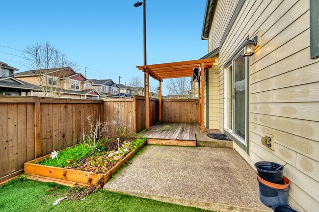 Building Photo - 590 SW 199th Ave