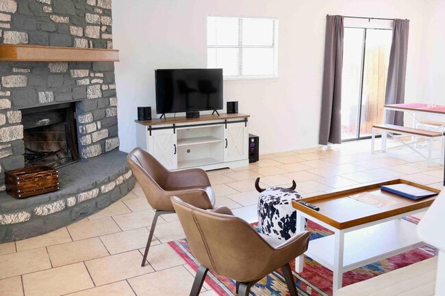 Primary Photo - 1708-1710-1710 Horseshoe Cir