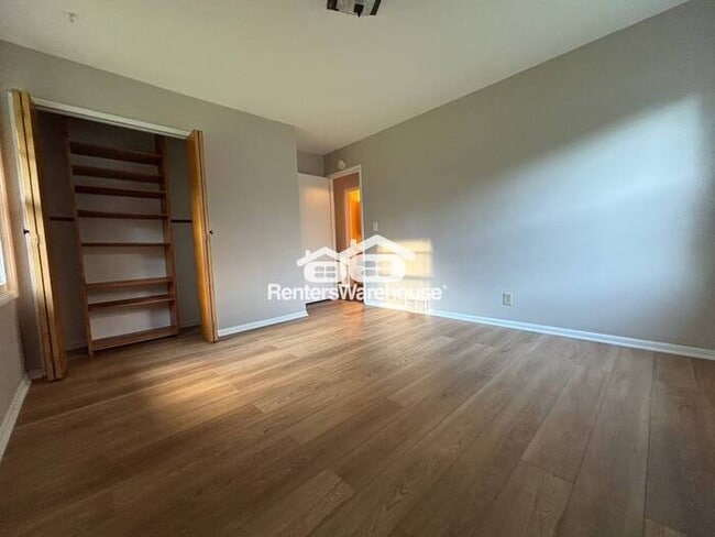 Building Photo - Clean, Quiet, and Updated – 3BR Bloomingto...