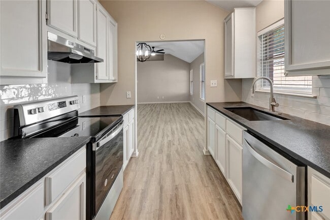 Building Photo - 515 Versailles St