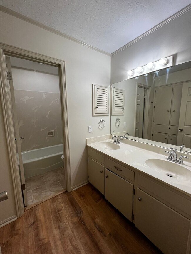 Building Photo - 4 Bedroom, 2 Bathroom, large yard, 2 car c...