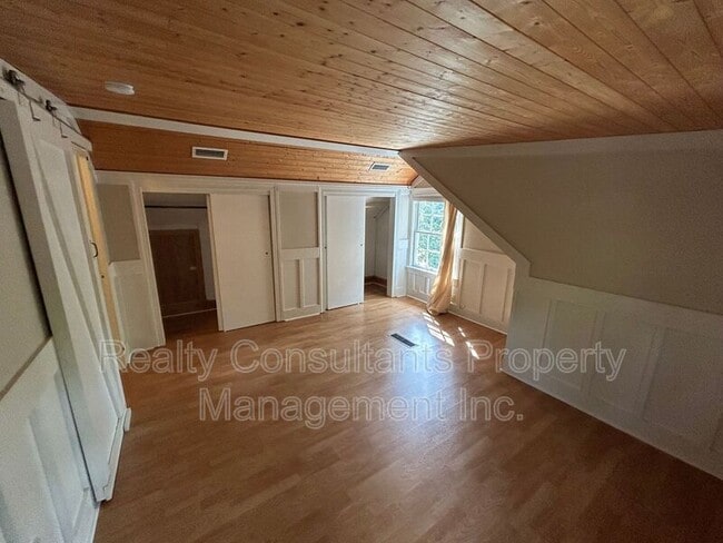 Building Photo - 2461 Lyndhurst Ave