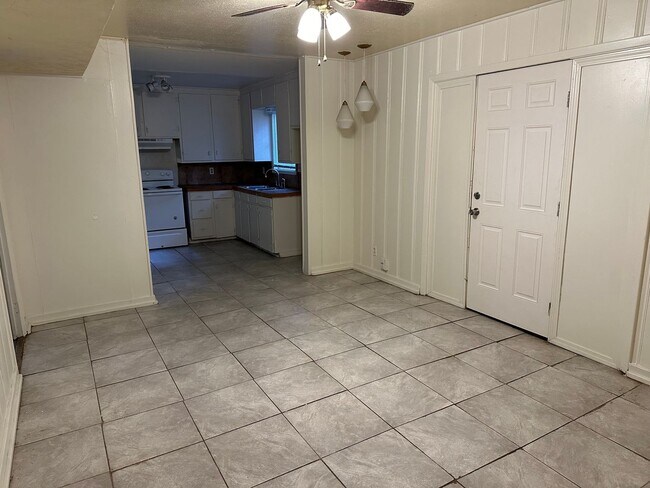 Building Photo - 2710 E Benwood Dr