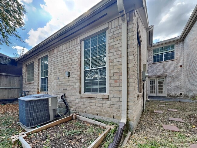 Building Photo - 1127 Enclave Square E