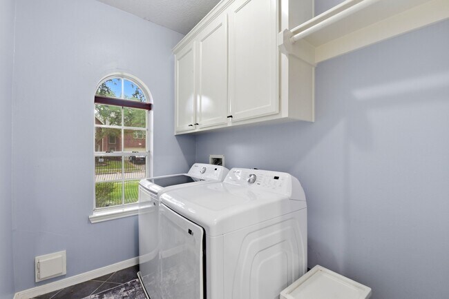 Building Photo - 2105 Mossy Trail Dr