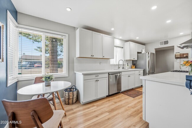 Building Photo - 1831 W Northview Ave