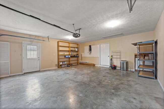 Building Photo - 180 Lilly Ln