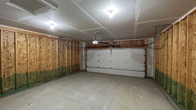 Building Photo - 4 Bedroom Townhome