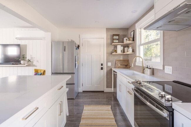 Building Photo - Renovated Two Bedroom West Napa Bungalow