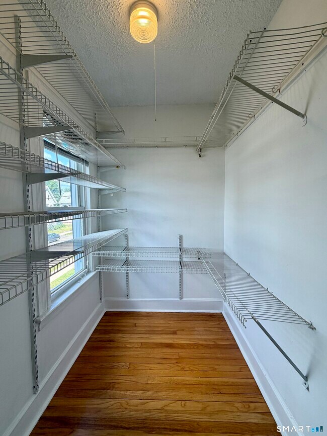 Building Photo - 11 Hine St