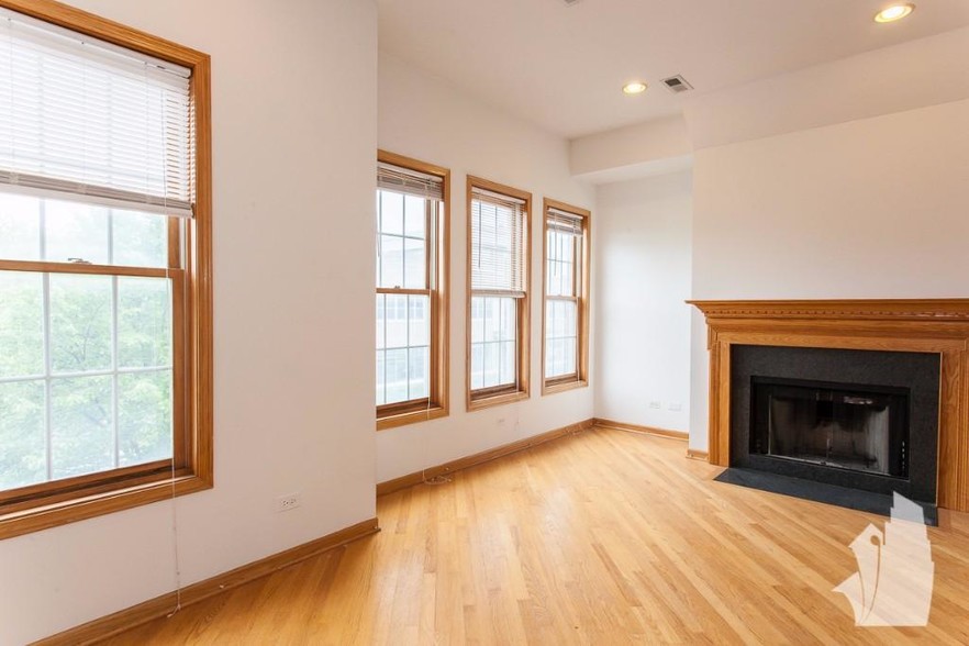 Building Photo - 1326 W Diversey Pkwy