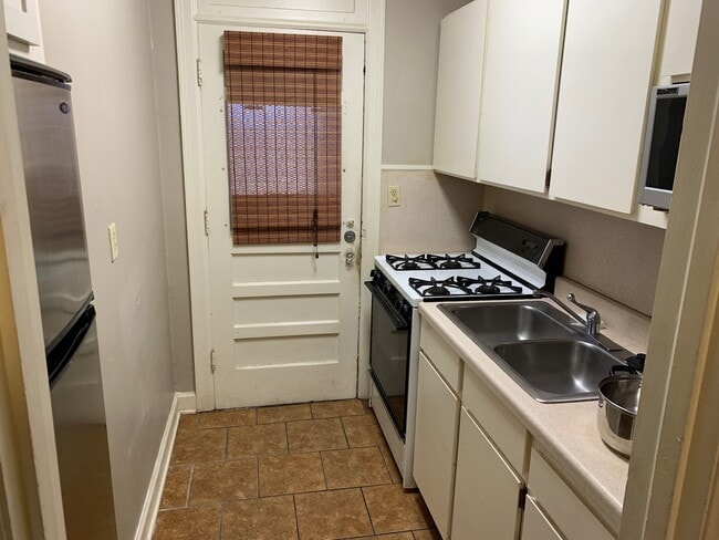 Building Photo - 1604 E 13th St